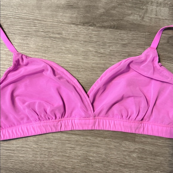 SKIMS Fits Eveybody Crossover Bralette — Neon Orchid - Picture 5 of 7